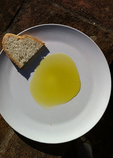 Oliwa z oliwek na talerzu